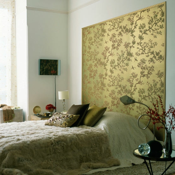 金色黑板与卧室墙上的画家围巾