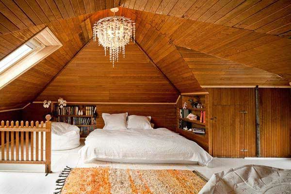 卧室功能于阁楼有木制，墙壁