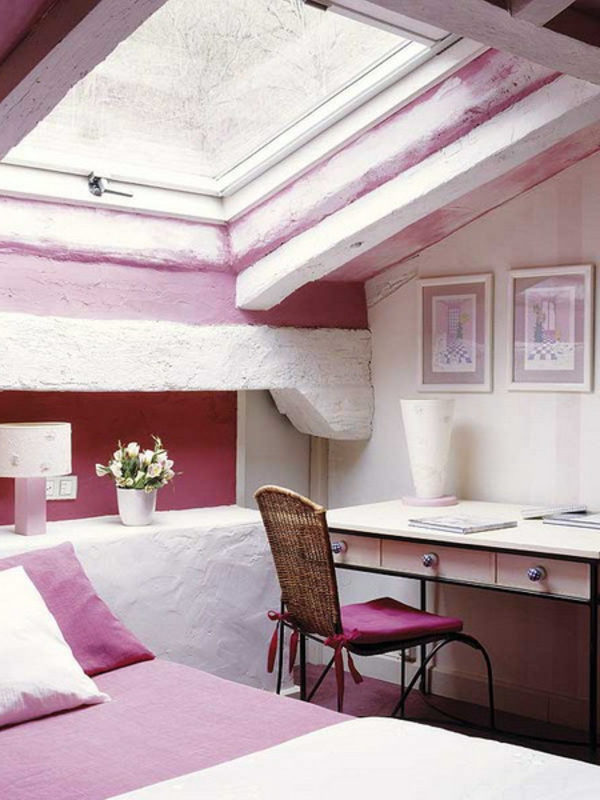 बेडरूम में अटारी-गुलाबी रंग