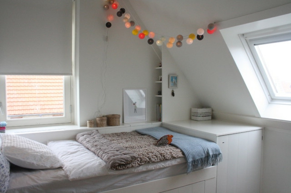बिस्तर पर बेडरूम-में-अटारी-स्कैंडिनेवियाइन-बिस्तर-फांसी रोशनी