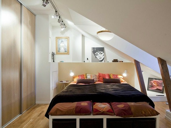 chambre à coucher avec un toit incliné attrayant et cool-look