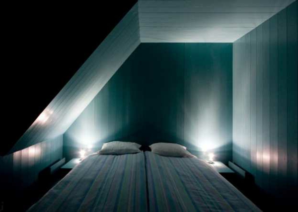 chambre-avec-toit oblique d'éclairage attrayant
