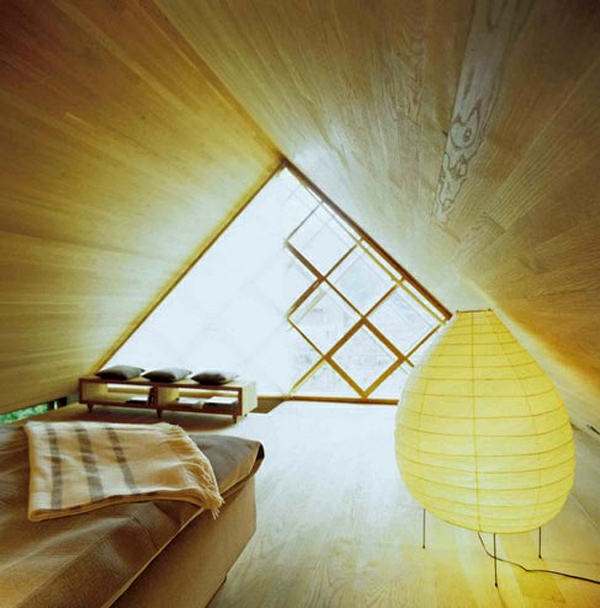 une chambre avec un toit de couleur beige oblique
