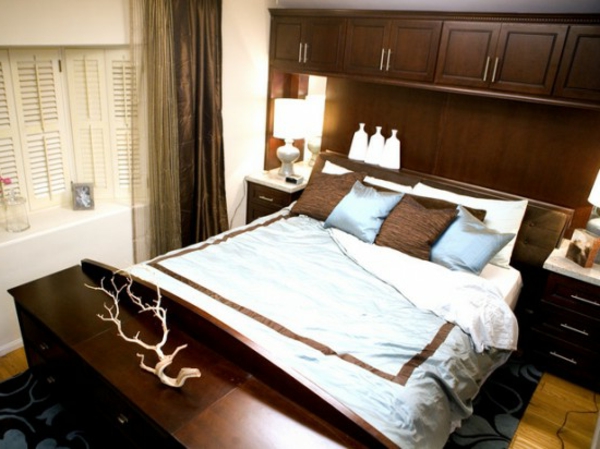 卧室与有趣的色彩组合床与优雅的投掷枕头