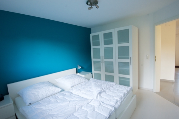 חדר השינה עיצוב מודרני קיר צבע לגונה לבן שמיכות מכסה