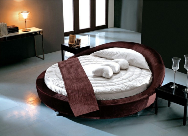спалня - хубаво кръгло легло - лампа на масата