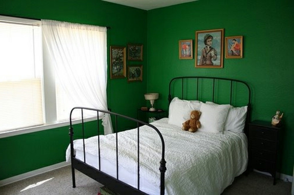 卧室壁画绿色白色窗帘和墙上的图片