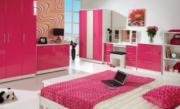עיצוב חדר השינה רעיונות רקפת צבע הברכיים על המיטה
