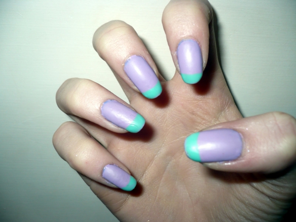 Simple-uñas-púrpura y azul