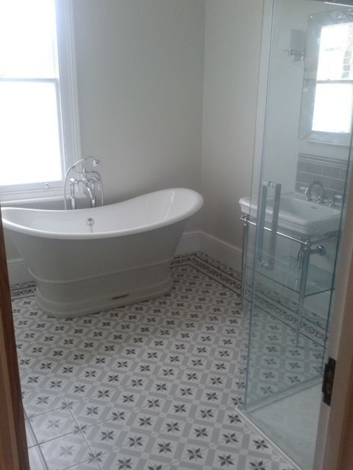 yksinkertainen kylpyhuoneen-sisustus mielenkiintoinen lattialaatat kylpyamme