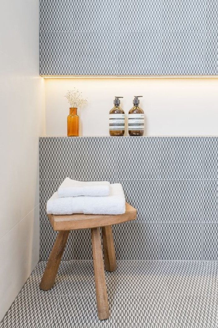 yksinkertainen kylpyhuoneen-sisustus maalaismainen jakkara yksinkertainen seinä laatta kylpyhuoneen lattialaatat kylpyamme