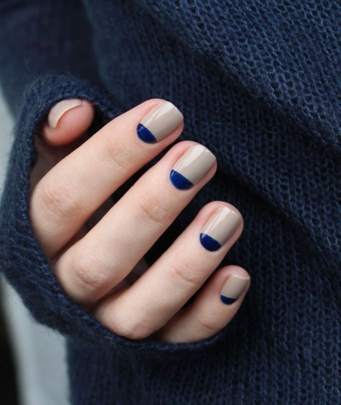 简单的奶油色和深蓝色的指甲设计，椭圆形的Nagelgorm，重新造型的冬季修指甲
