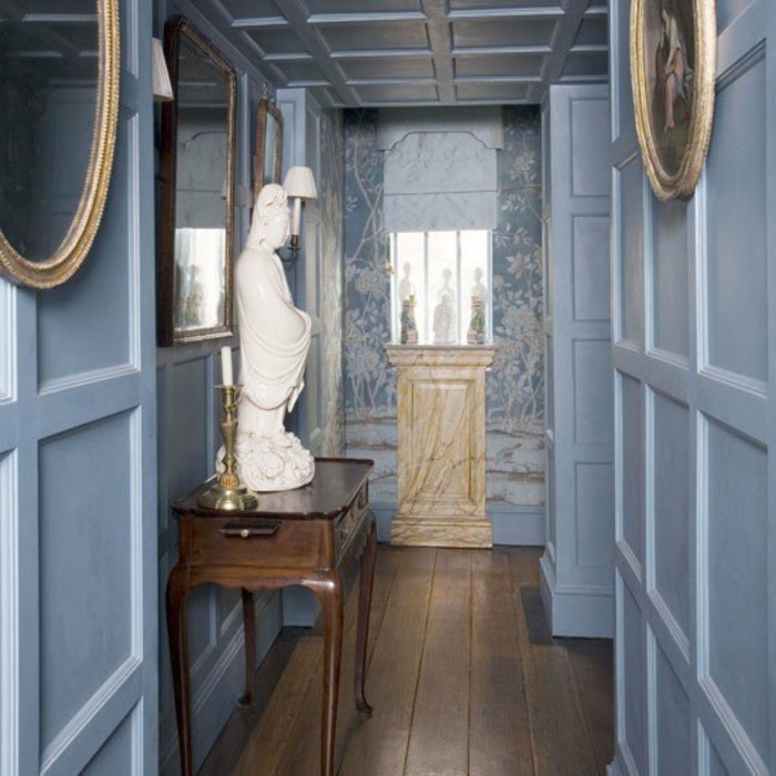 étroit corridor-set-in-blue-couleur-avec-statue