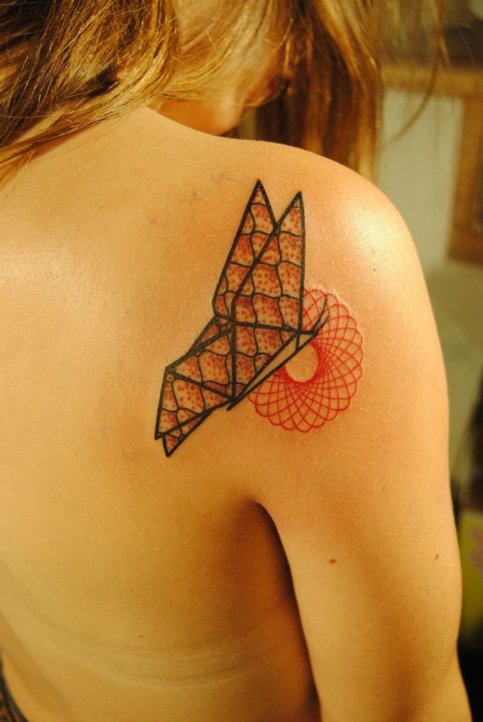täältä löydät idean hienoiselle perhonen tatuoinnille olkapäästä - idea pienelle origami-tatuoinnille naisille