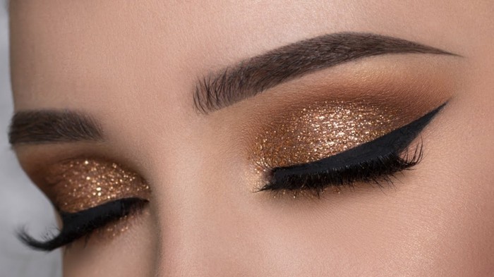make-up tippek-szemében tökéletes szemöldök-szemceruza bronz és arany szemhéjfesték hosszú szempillák