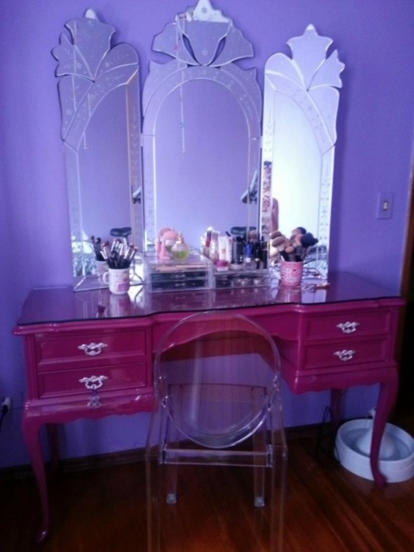 Τραπέζι ντυσίματος σε κομψό δωμάτιο με μοβ χρώμα τοίχου