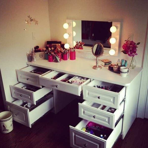 De nombreux tiroirs et miroirs sur le miroir pour un design de table de maquillage moderne