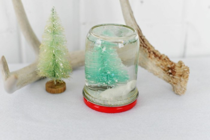 बर्फ ग्लोब खुद-मेकअप के साथ-छोटे पेड़