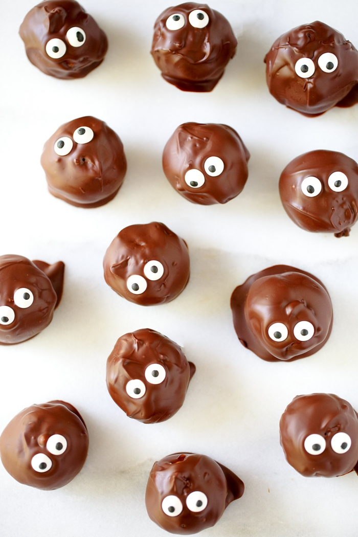 كرات الشوكولاته بالعيون ، فكرة رائعة ومضحكة لأطراف الأطفال ، والإبداع في المطبخ