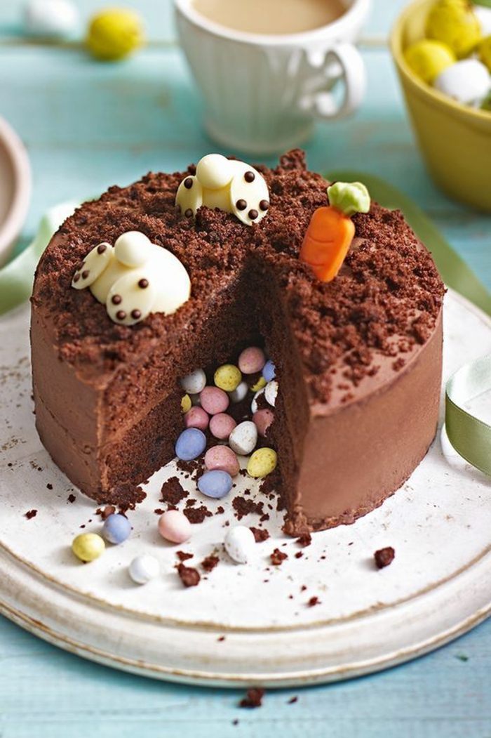 עוגת שוקולד מלאה סוכריות מעוטרות בשבבי שוקולד