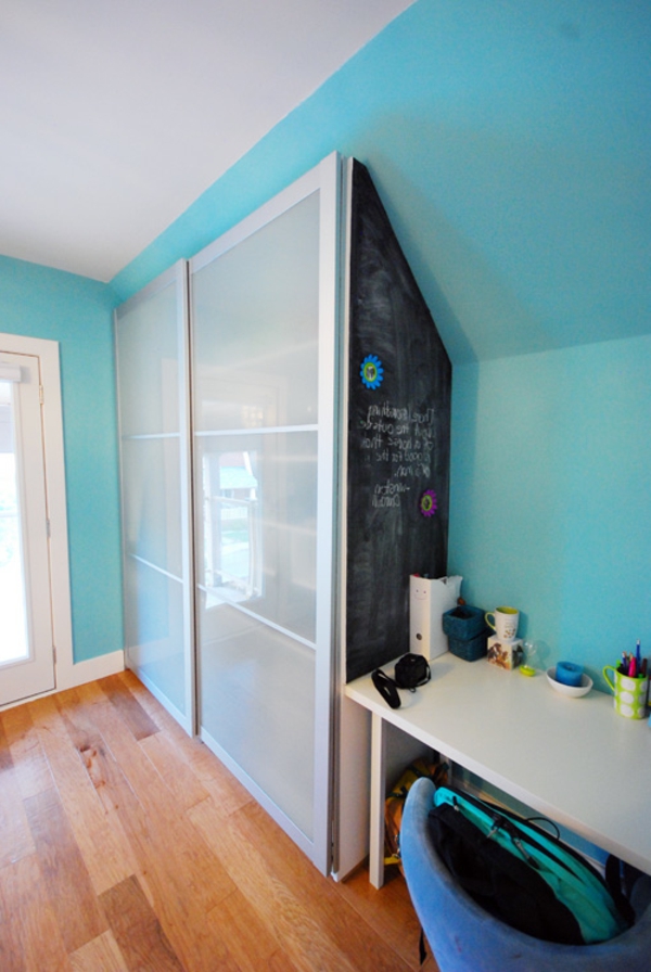 ντουλάπια-για-οροφής με κλίση μπλε τοίχο πίσω