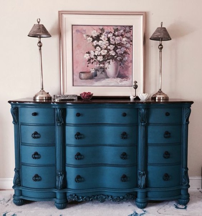 mueble-underline-en-azul-de pie lámparas de imagen-con-flores-decoraciones