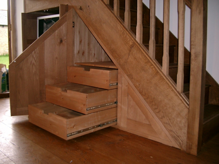 kaappi-alle-portaiden mielenkiintoinen-look-puinen-suunnittelu