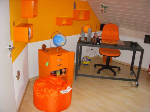 שולחן-ב-arebitszimmer-צבע אנרגטי תפוז
