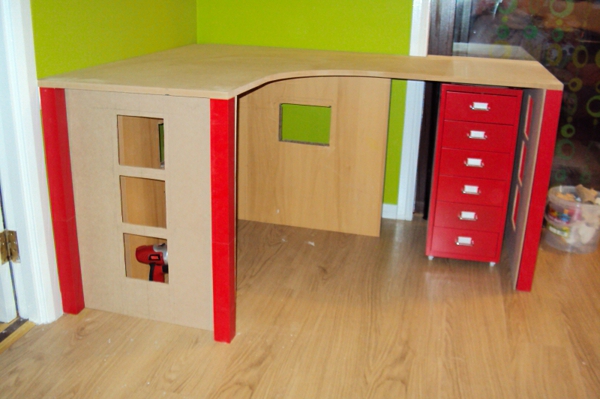 שולחן- self-build-ideas-wood-red-element-wall בירוק