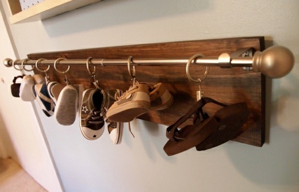 idée créative de planche de bois pour le stockage de chaussures