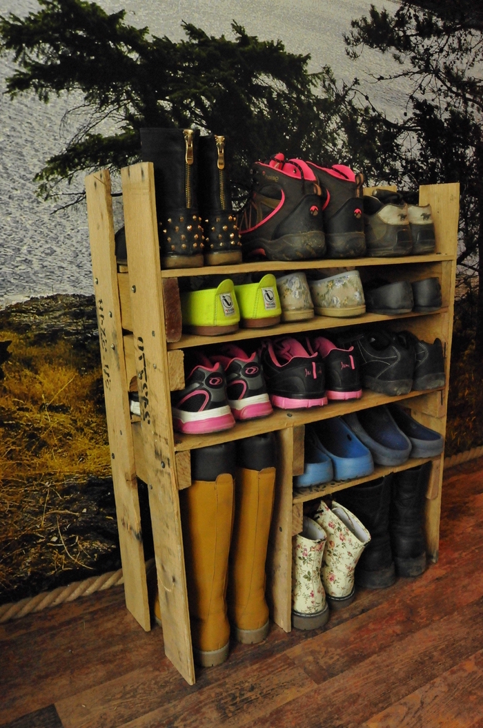לבנות מדף לנעליים בעצמך - מתלה נעליים מעץ עם נעליים צבעוניות