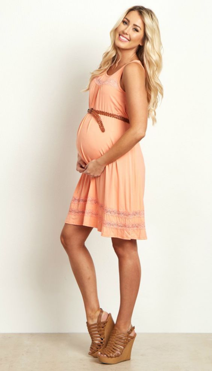μόδα εγκυμοσύνης, φόρεμα μητρότητας σε κρέμα με ζώνη, συνδυασμός με σανδάλια