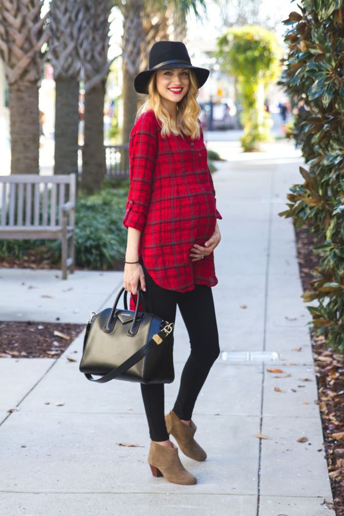 ρούχα εγκυμοσύνης, καρό πουκάμισο σε κόκκινο και μαύρο, δερμάτινη τσάντα και μπότες