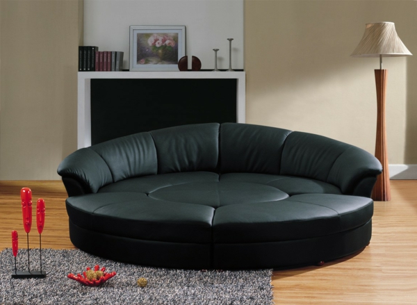 μαύρο καναπέ σε-ημικυκλικό σχήμα