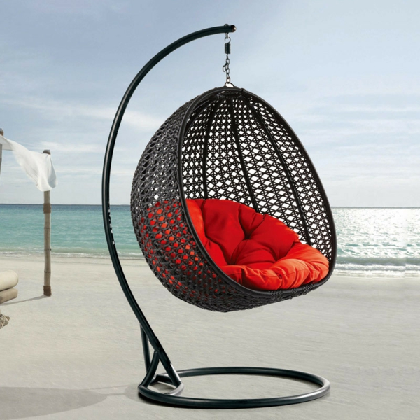 الأسود والأحمر وسلة القش شنقا كرسي على الشاطئ