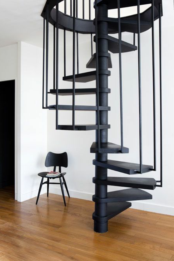 काले सर्पिल सीढ़ी-साथ-बहुत-अच्छा-डिजाइन