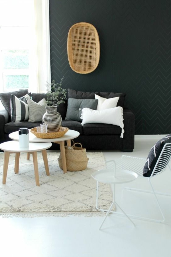 Mur noir couleur salon-meubles-canapé-miroir
