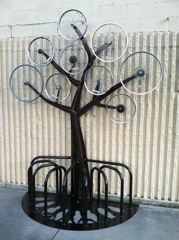 काले साइकिल स्टैंड-में एक पेड़ के आकार