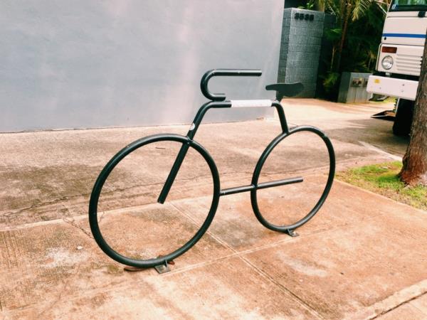 Musta Polkupyörä Stand-muodossa-a-polkupyörä