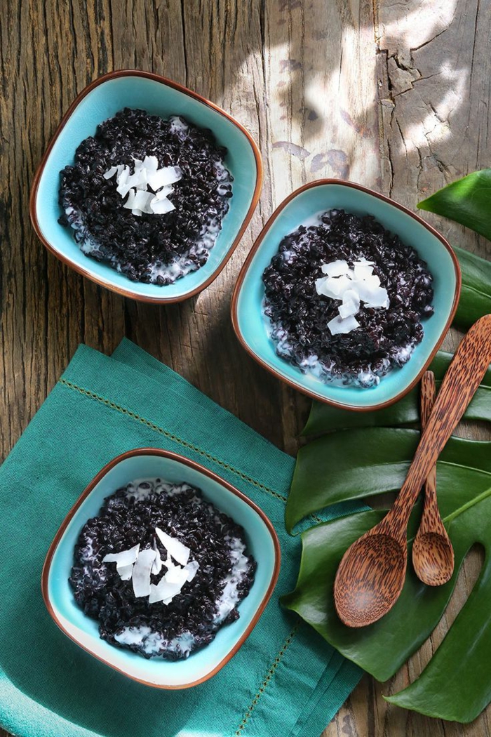 recept s crnom rižom tri zdjelice u tirkiznom mlijeku mlijeko riža crna drvena žlica kokos