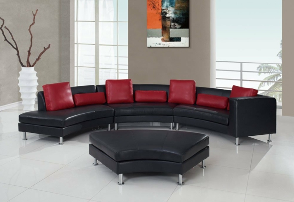 μαύρο καναπέ σε ένα ημικυκλικό σχήμα κόκκινο μαξιλάρι