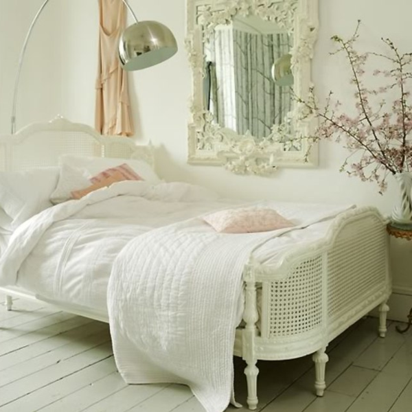vidéki stílusú hálószoba - barokk tükör a fehér ágy mellett