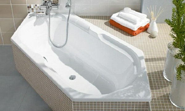 bañera hexagonal super modelo beige y blanco