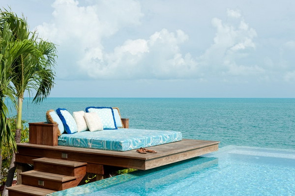 cama muy elegante y al aire libre tropical con el medio-palmas