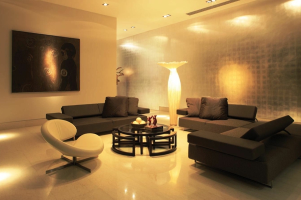 hyvin inspiroiva-valaistus-ideat-for-living-room-valkoinen nojatuoli