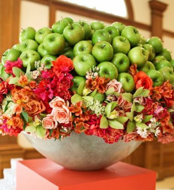 decoración de manzana muy interesante con flores de colores