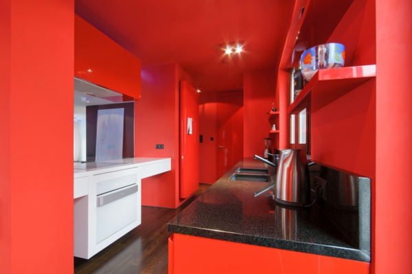 极有趣的红色厨房，墙壁的颜色