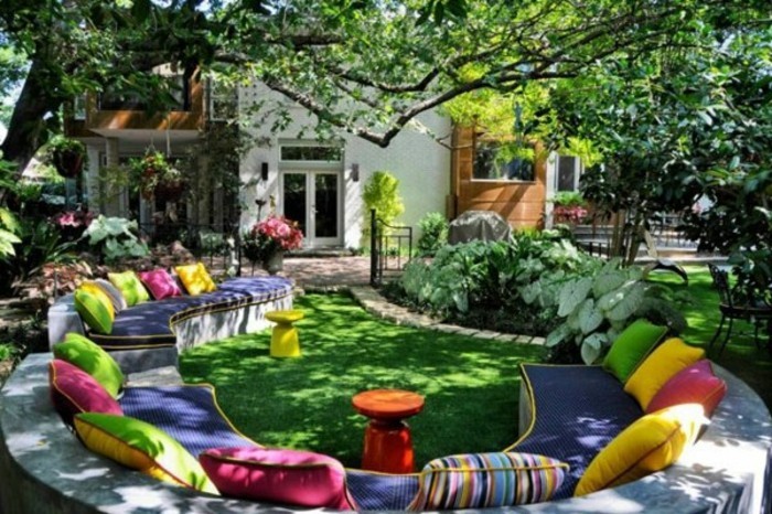 πολύ-ωραία-πολύχρωμο-μαξιλάρια-in-the-γύρο-καναπέ-κήπο ιδέες-για-μικρά-κήπους