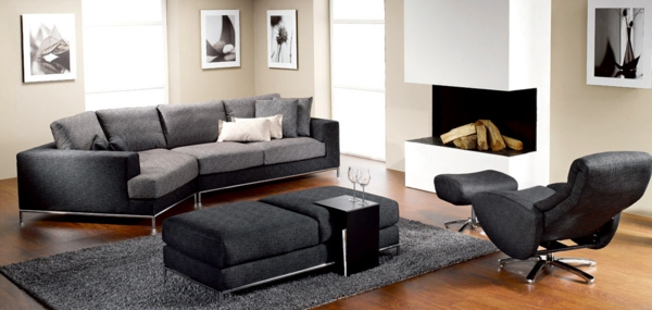 非常漂亮的起居室家具的例子灰色的家具和壁炉