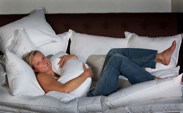 Side-Sleeper-Pillows-many-models-una mujer yace en la cama